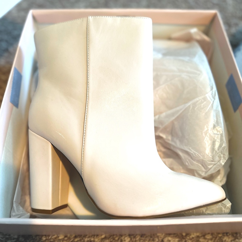 👰🏼‍♀️ Perfect White Leather Bachelorette Bridal Booties! 👢 NWT ✨